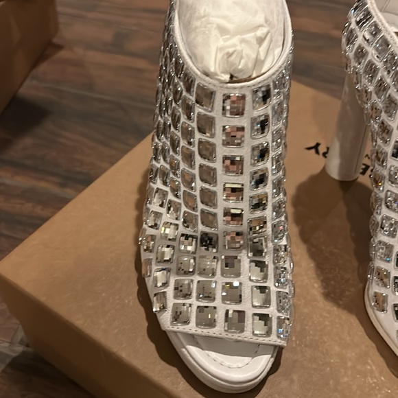 New authentic Burberry shoes - Picture 3 of 11